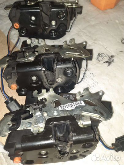 Замок левой сдвижной двери на мерседес 639