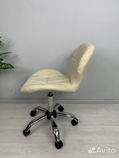 Стул для мастера маникюра