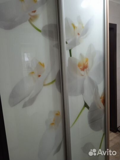 Шкаф и кухонный стол