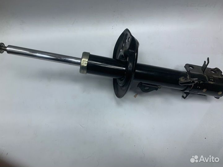 Стойка амортизатора передняя левая Nissan Juke F15