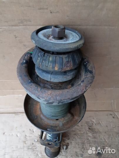 Амортизатор передний левый и правая Опель Омега А