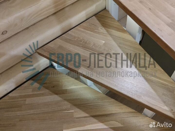 Лестница со светлыми перилами бук