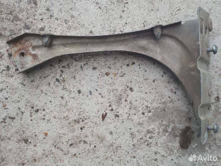 Кронштейн правого крыла ауди олроад а6с5