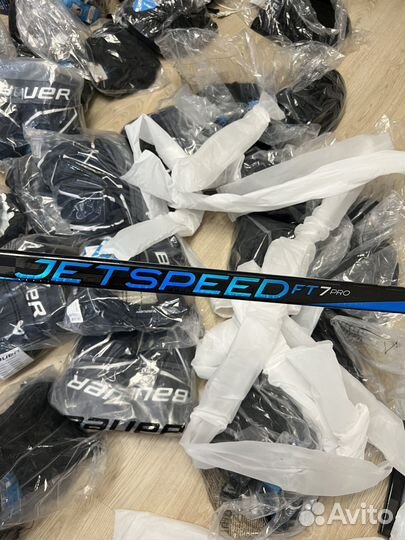 Форма хоккейная(щитки, шайбы, краги, клюшки)