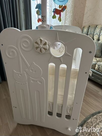 Детская кроватка с маятником