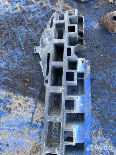 Передний усилитель бампера Hyundai Solaris