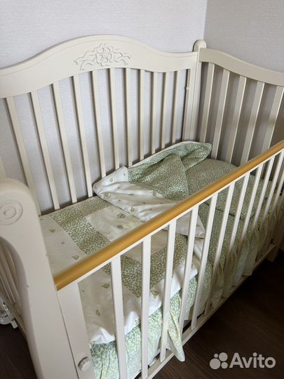 Детская кроватка с маятником и ящиком