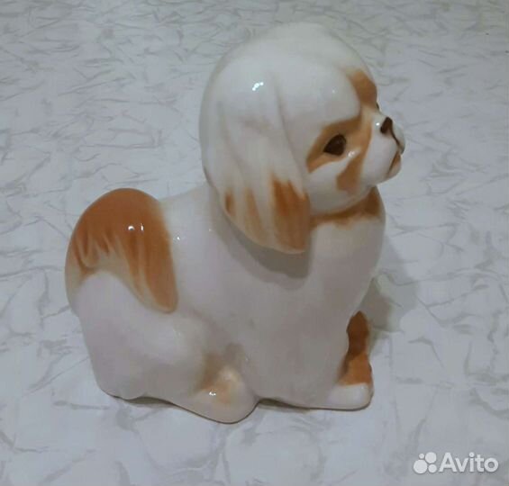 Фарфоровая статуэтка собаки 