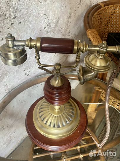 Старый телефон ретро