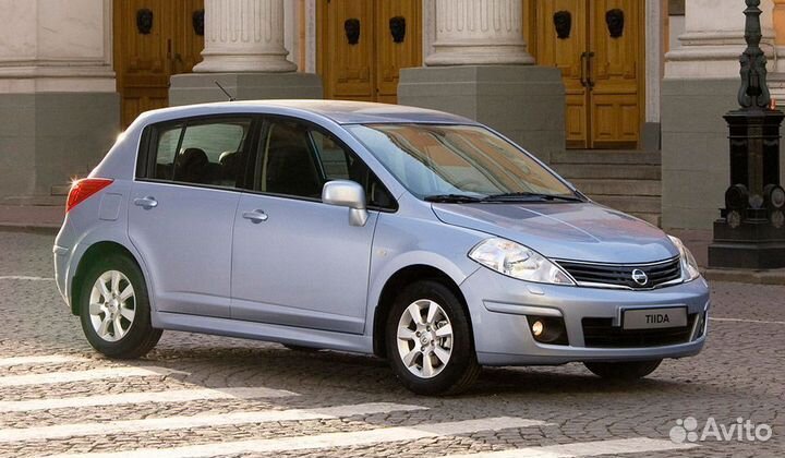 Лобовое стекло на Ниссан Тиида