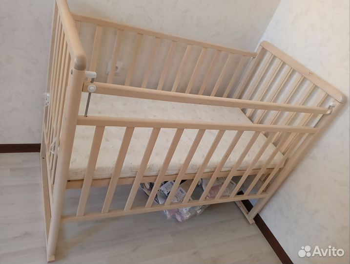Детская кроватка с маятником