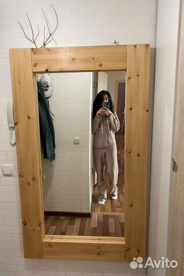 Зеркало в деревянной раме