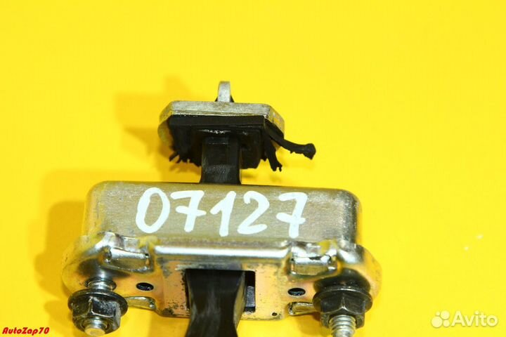 Nissan Patrol (Y62) Ограничитель двери передней