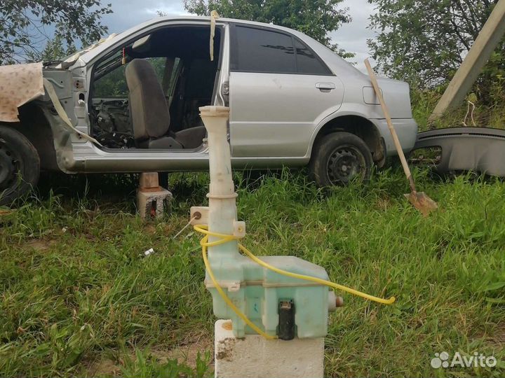 Бачек /бочек омывателя мазда фамилия Bj5p 2000 г