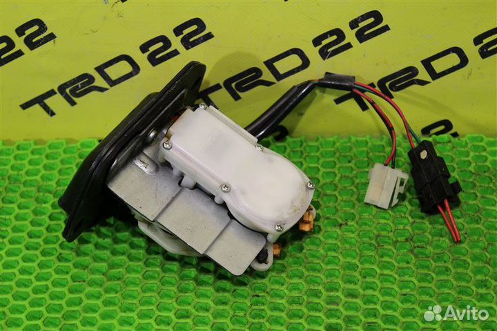 Замок багажника задний Mazda Bongo SK82MN F8