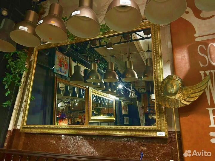 Большое зеркало в багетной раме