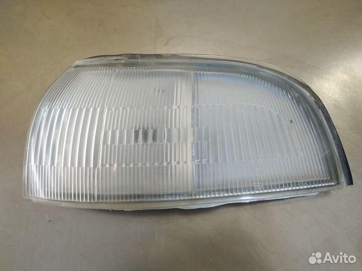 Поворотник левый Toyota Corolla e10