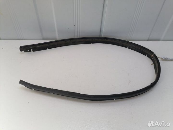 Уплотнитель капота Toyota Corolla E150