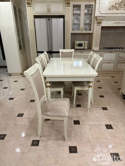 Кухонный стол и стулья