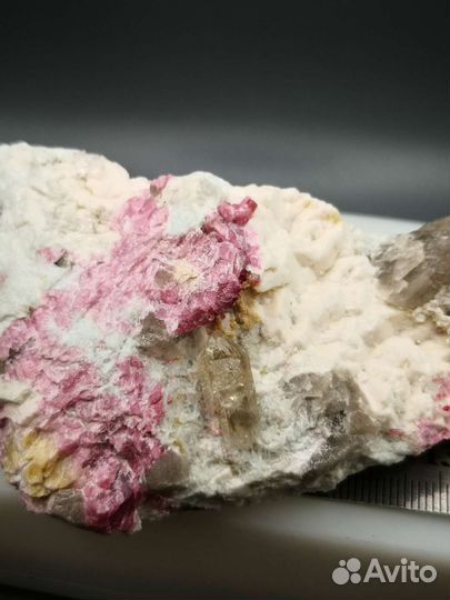 Турмалин (рубеллит), лепидолит, кварц. Малхан