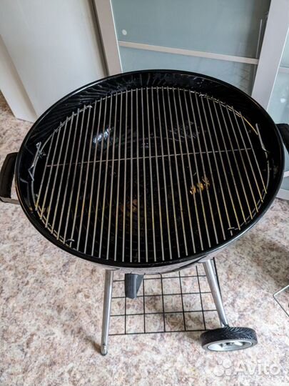 Угольный гриль Napoleon 22 Charcoal Kettle Grill