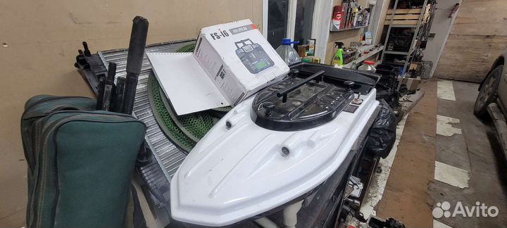 Прикормочный кораблик для рыбалки