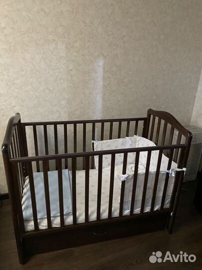 Детская кроватка с выдвижным ящиком