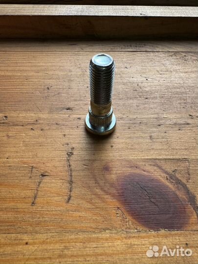 Шпилька ступицы Паджеро 3 4