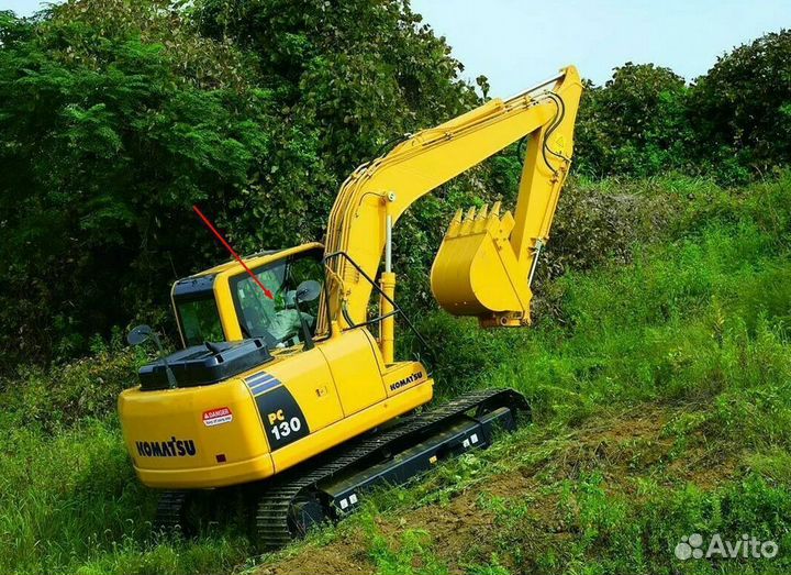 Стекло кузовное у стрелы экскаватор Komatsu PC130