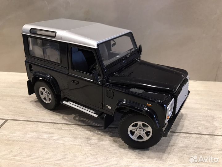 Land Rover Defender 1:18
