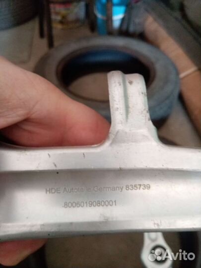 Продам нижние рычаги передней подвески Ауди