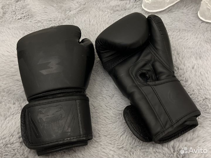Боксерские перчатки Venum