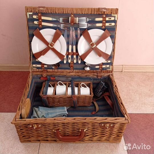 Набор для пикника в плетеном чемодане