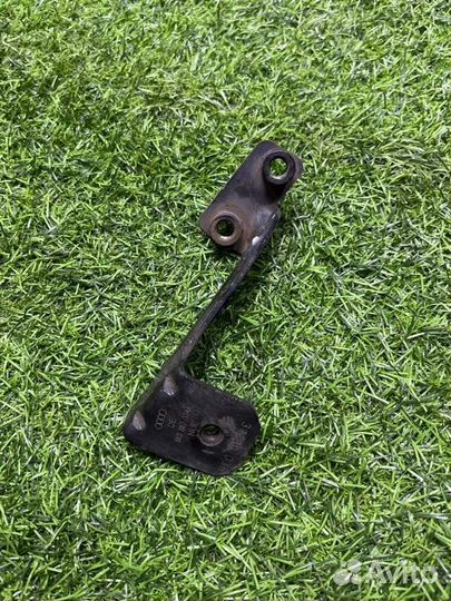 Кронштейн крепление передний правый Audi A4 B8 2.0