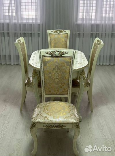 Стол кухонный и стулья