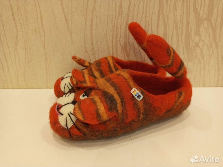 Сувенирные тапочки коты валяные