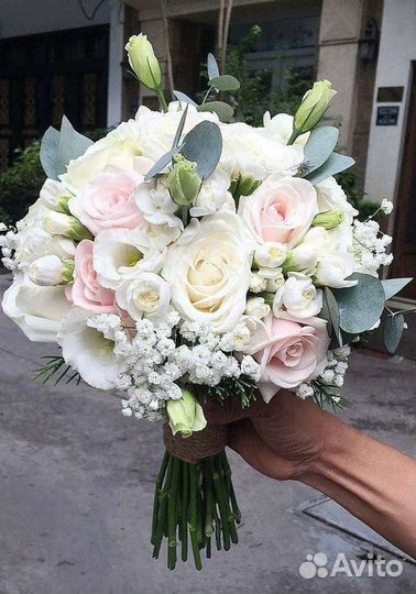 Букет невесты из роз, гипсофилы, пионовидных роз