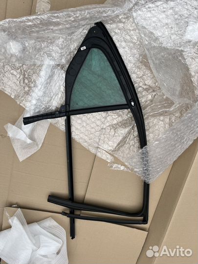 Заднее стекло левое на skoda octavia 2020