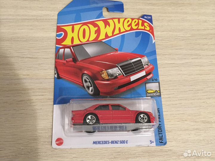Коллекционная модель mersedes banz 500E hot wheels