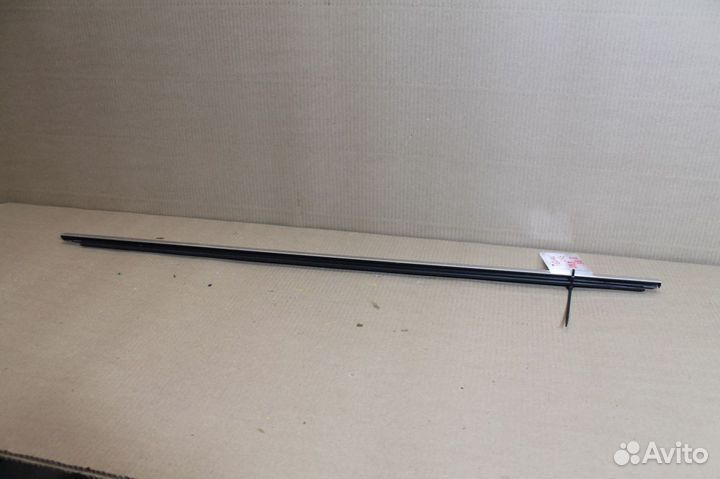 Накладка стекла заднего правого Volkswagen Tiguan