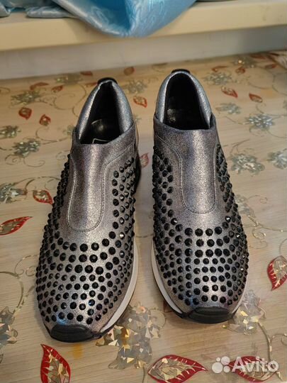 Продаю полуботинки женские со стразами новые
