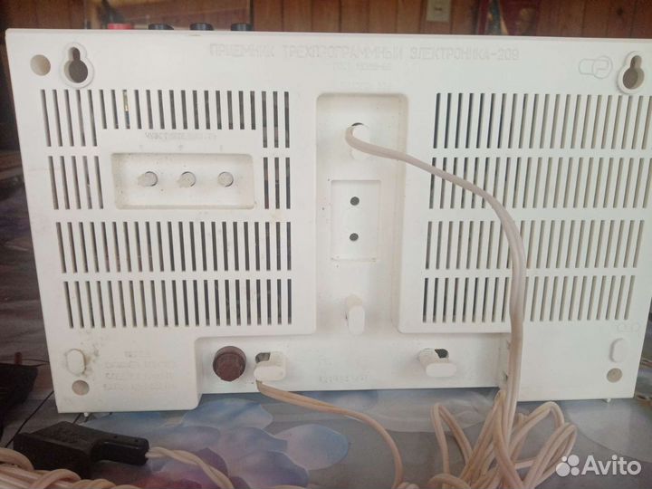 Радиоприёмник трёхпрограмный электроника