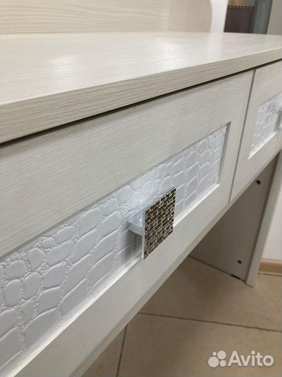 Туалетный стол Мона 06.16