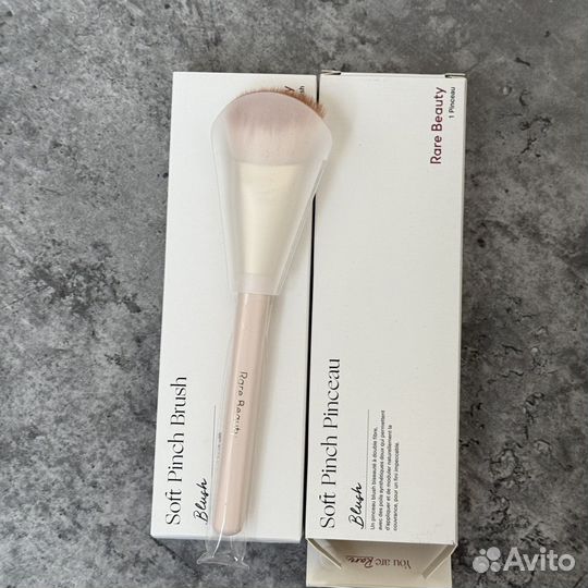 Rare Beauty Soft Pinch Blush кисть для румян