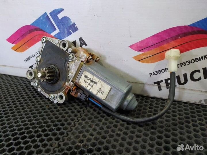 Моторчик стеклоподъемника правый