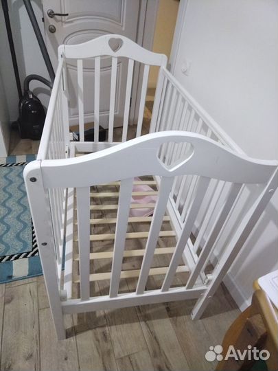 Детская кроватка с поперечным маятником