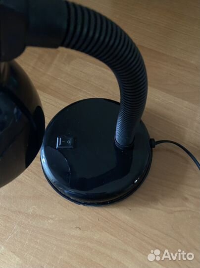 Настольная лампа чёрного цвета с гибкой стойкой