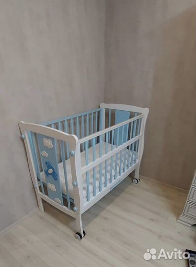 Детская кроватка с маятником и ящиком