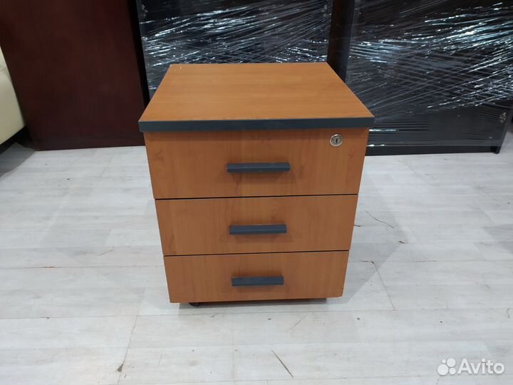 Тумба подкатная, 3 ящика б/у 09327