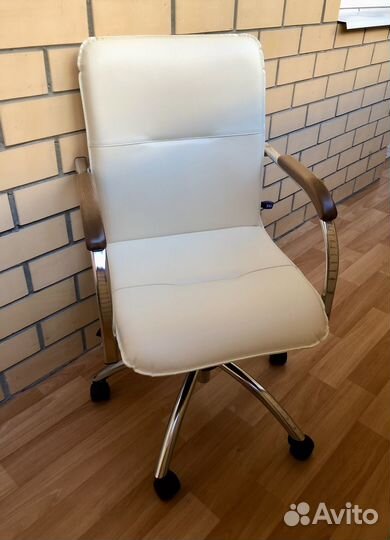 Офисное кресло